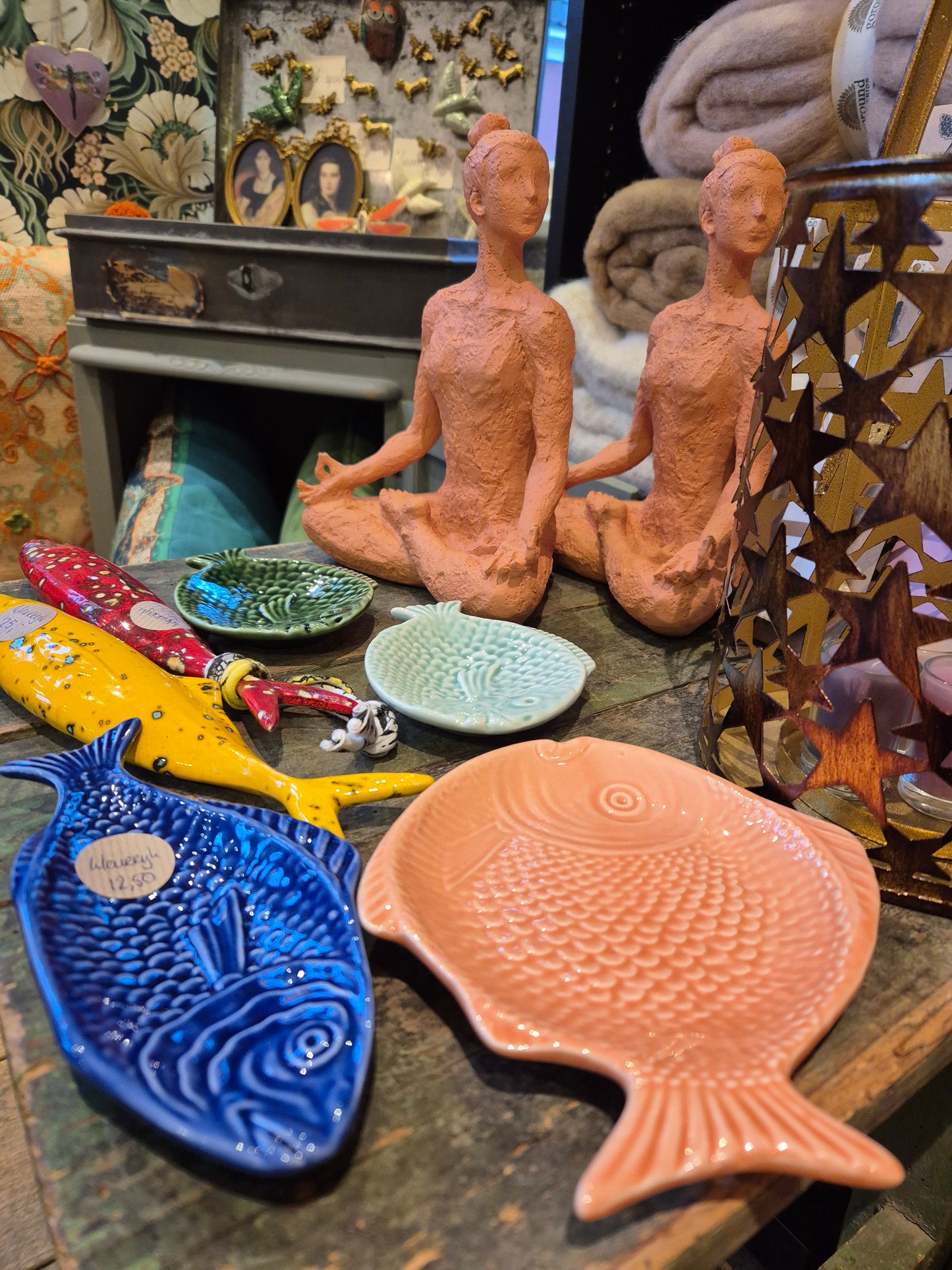 Sculptuur vrouw in yogahouding – terracotta look