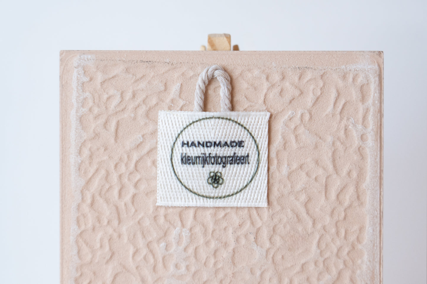 Handgemaakt tegeltje met haas en winterkoninkje
