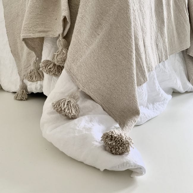 Pompom Deken / Sprei Ecru Bybazz