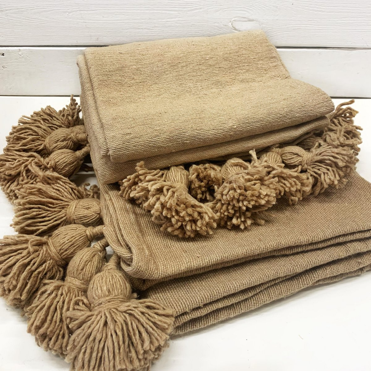 Pompom Deken / Sprei Caramel Bybazz