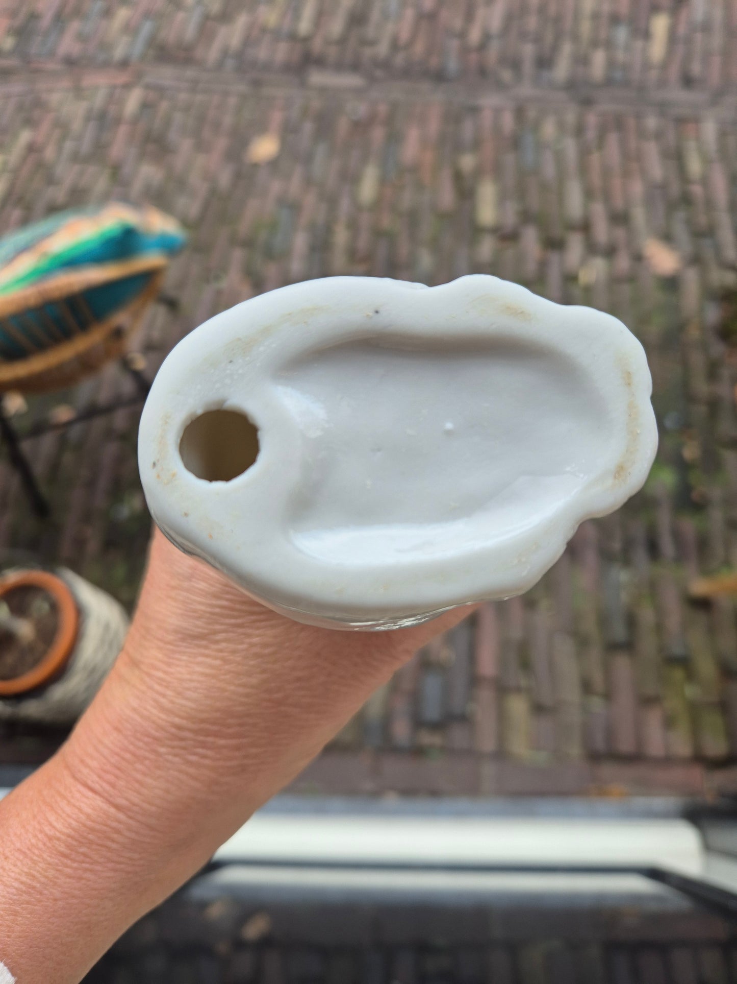 Twee witte porseleine poesjes