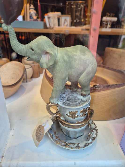 Baroque House of Classics – Decoratief Olifantje op Theekopje – Eyecatcher Sculpture – €27,50