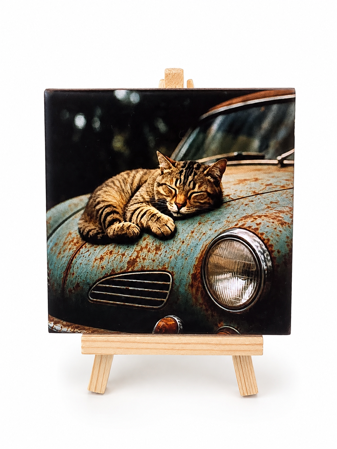 Slapende Kat op een Vintage Auto – Handgemaakt Kunsttegeltje