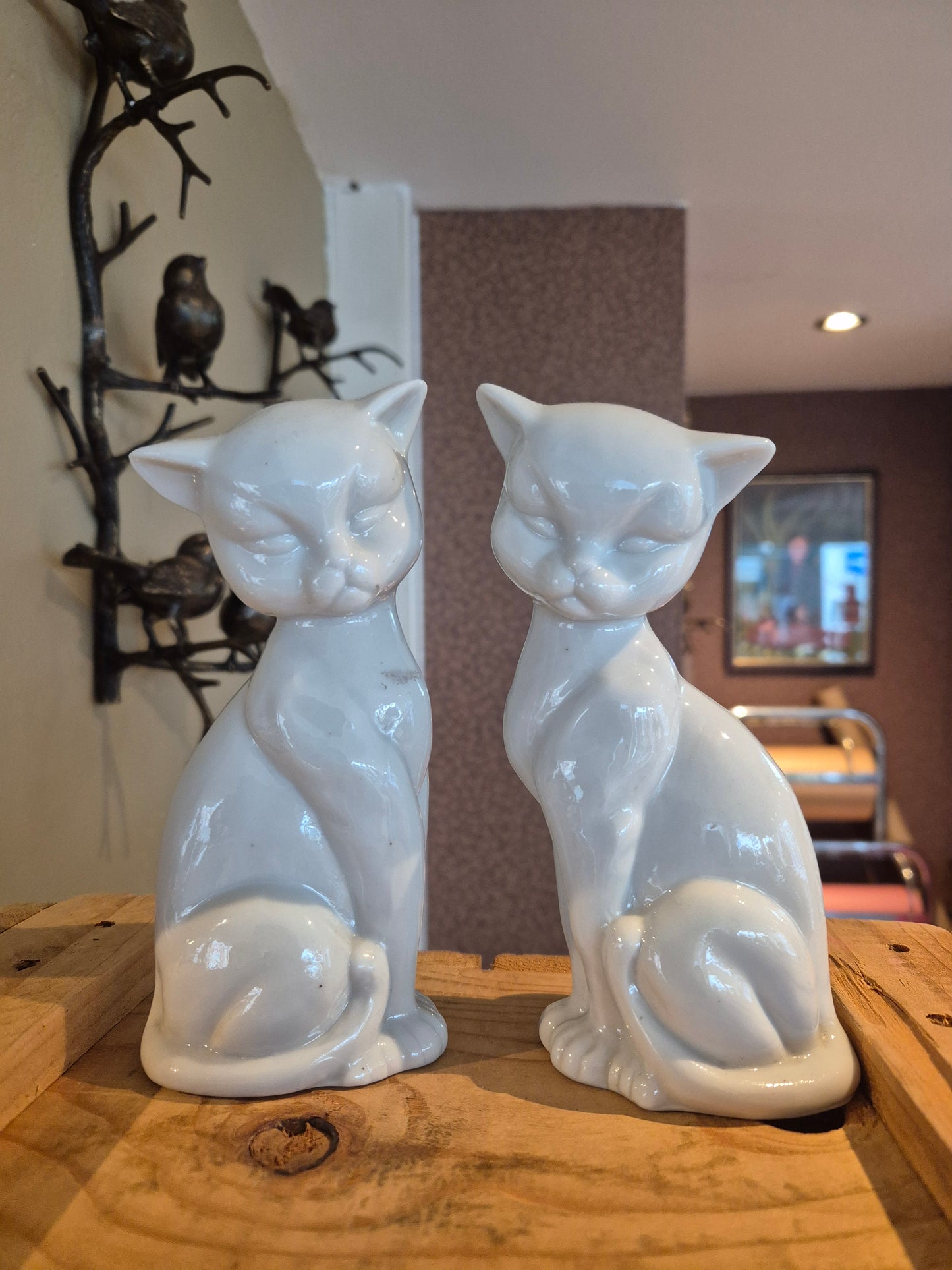 Twee witte porseleine poesjes