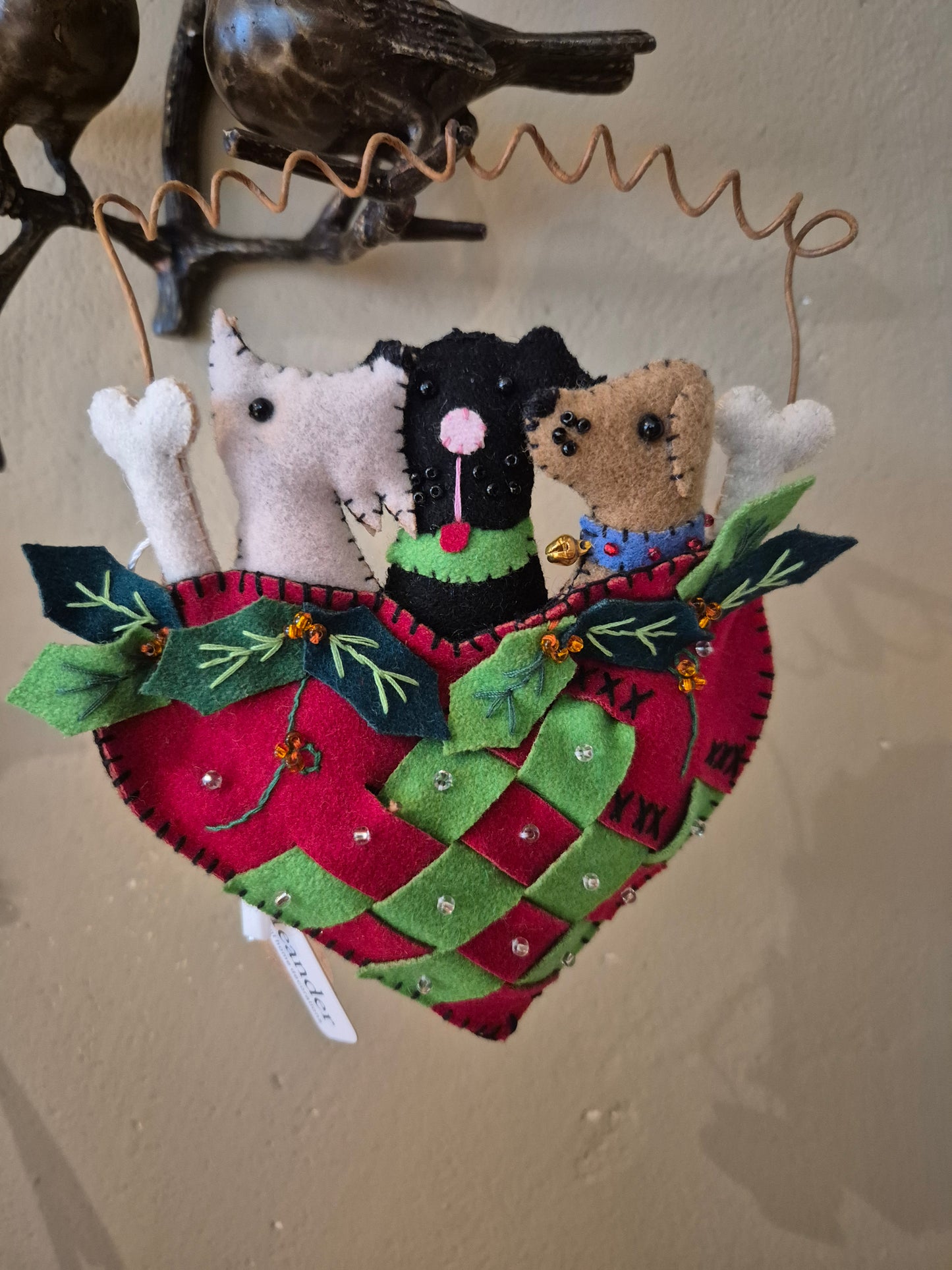 Vilten hondjes in een mandje, Meander