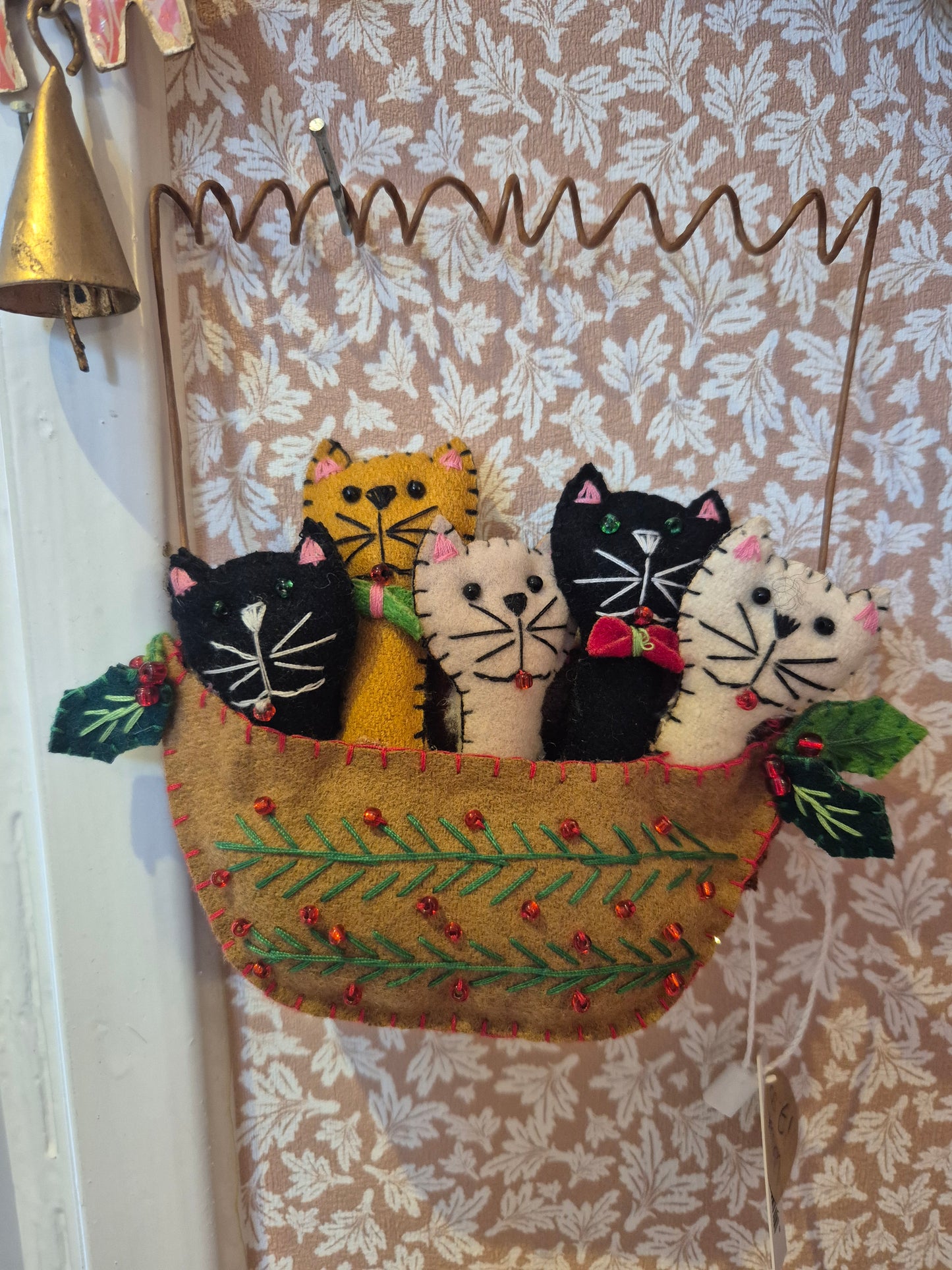 Vilten mandje met vijf poesjes, Meander