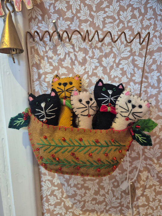 Vilten mandje met vijf poesjes, Meander