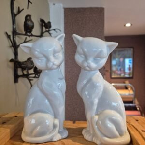 Twee witte porseleine poesjes
